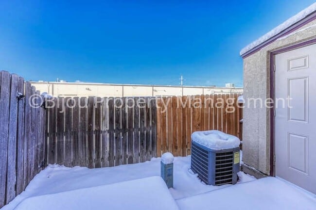 Building Photo - Completely Renovated Townhome