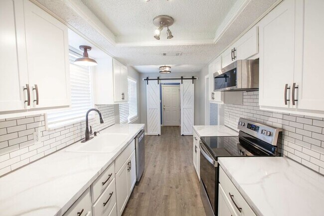 Building Photo - 1535 Rocky Point Dr