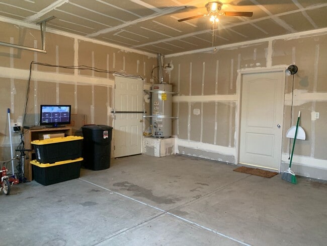 Building Photo - Spacious 2 Story 4 BR 2.5 BA Available Now