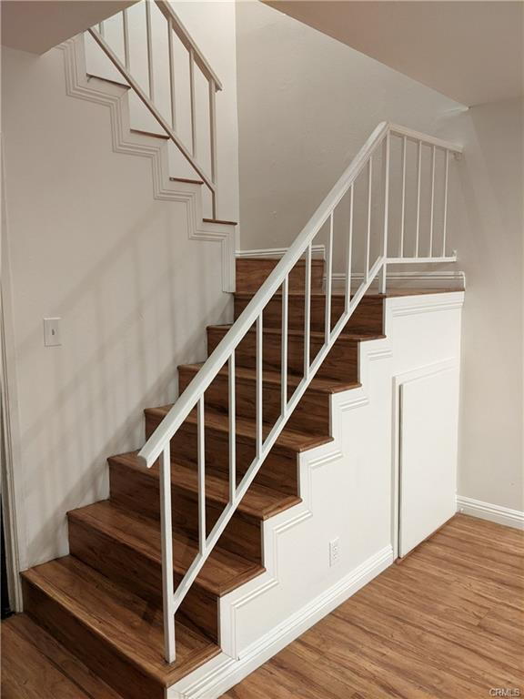 Building Photo - Updated 3br 2.5 bath near shopping & freeways