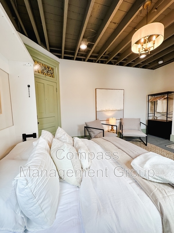 Building Photo - 813 Hall of Fame Dr