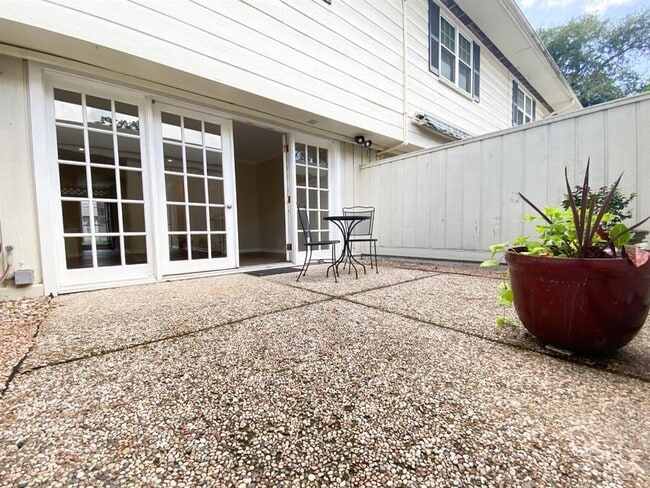 Building Photo - 471 Bendwood Dr