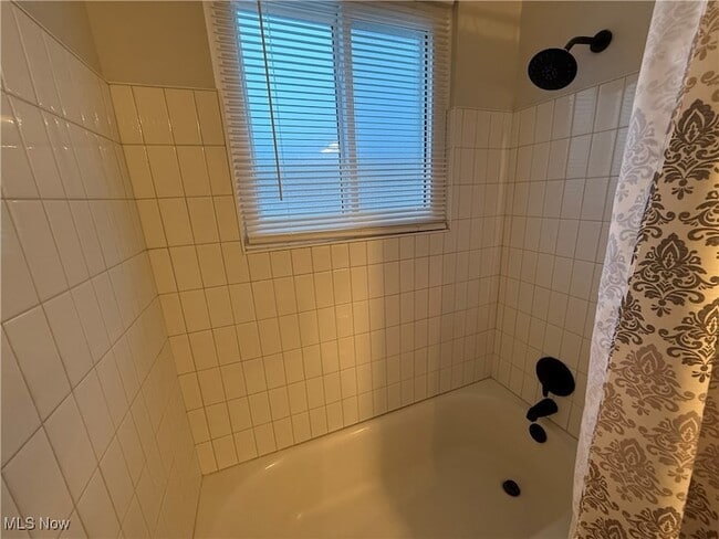 Building Photo - 193 Surrey Ln