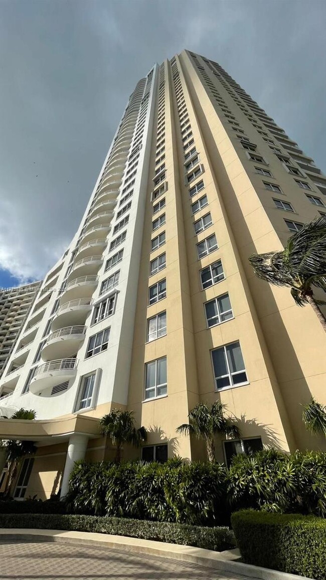 Building Photo - 848 Brickell Key Dr