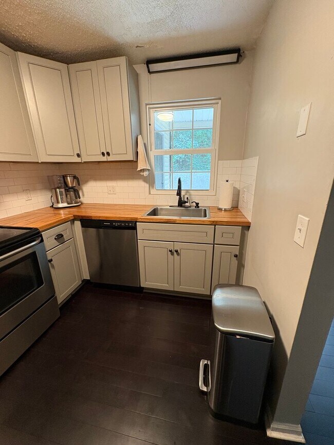 Building Photo - Lovely 2 bedroom 1.5 Bath