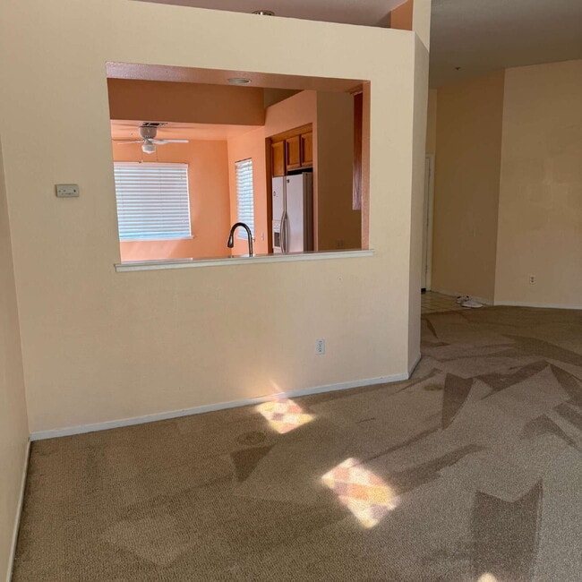 Building Photo - Great location near park and shopping