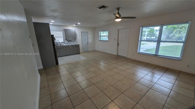 Building Photo - 460 NE 45th St