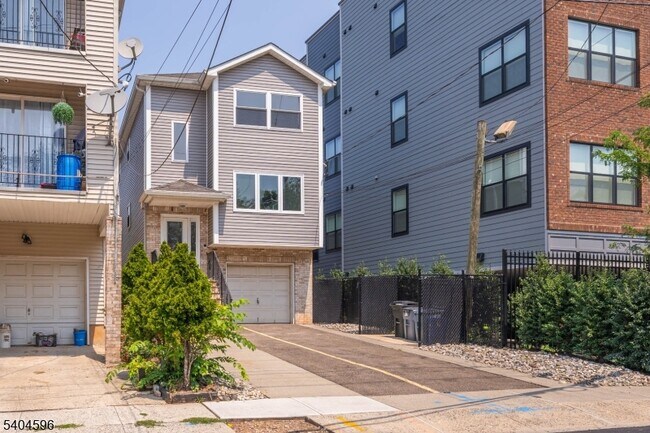 Building Photo - 1117 Chestnut St