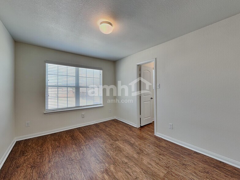 Building Photo - 19905 Per Lange Pass