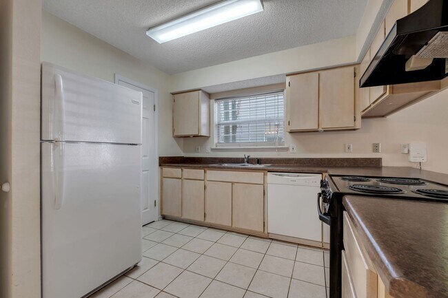 Building Photo - NE Tallahassee Townhome with Community Pool