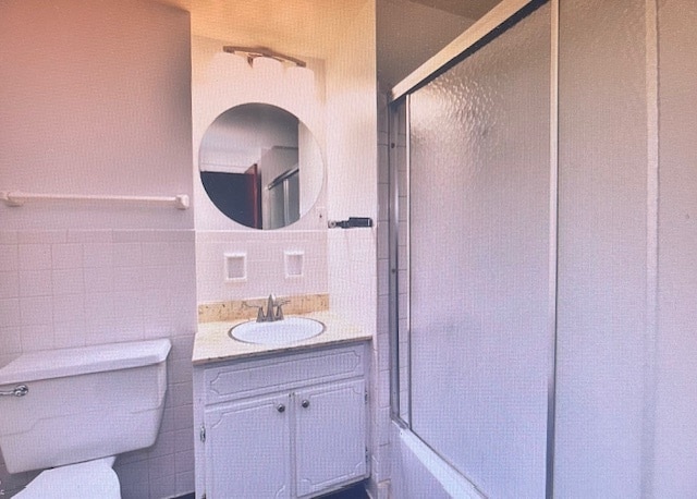 Main Bath - 3809 Biscayne Rd