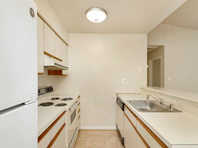 Building Photo - 8647 Beekman Pl