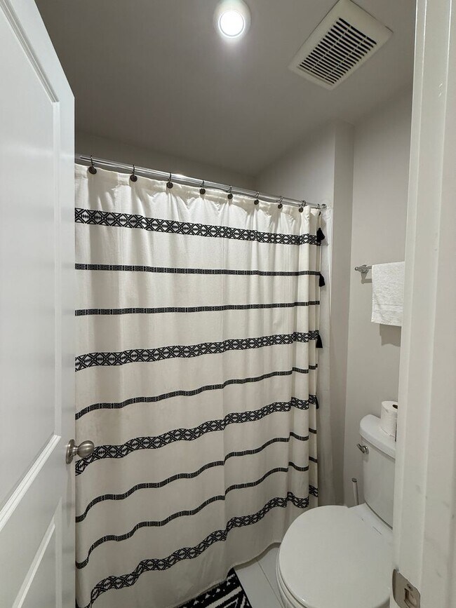 Building Photo - Gorgeous Potomac Shores End Unit Townhome