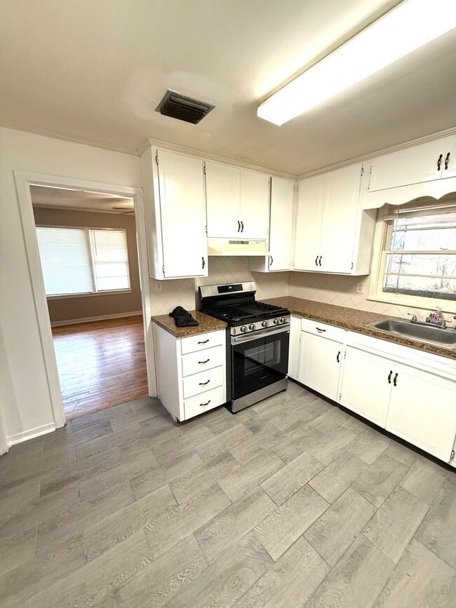 Building Photo - ** 3 bedroom 1 bath located in Forest Hill...