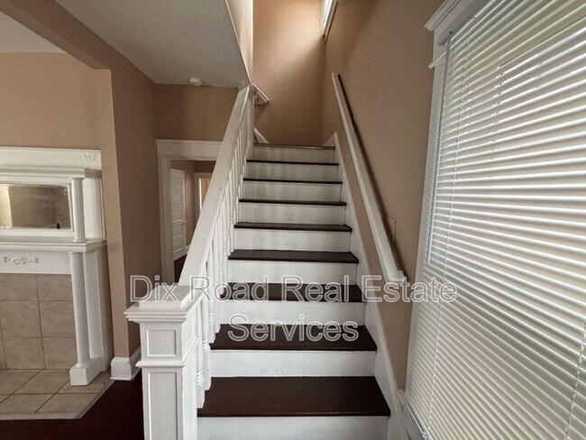 Building Photo - 209 N Grimes St