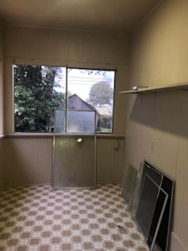 Building Photo - Three Bedroom/1 Bath Home/Spacious Rooms/Enclosed Back Porch