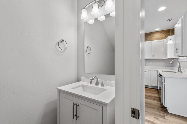 Building Photo - 3 bedroom, 2.5 bath townhome, minutes from...