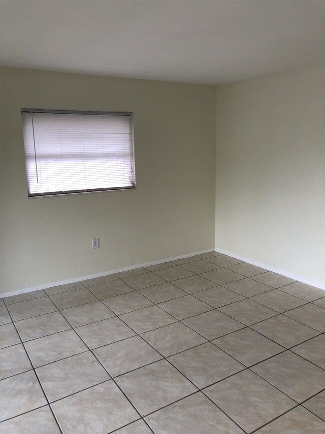 Building Photo - 1852 Golf View Ave