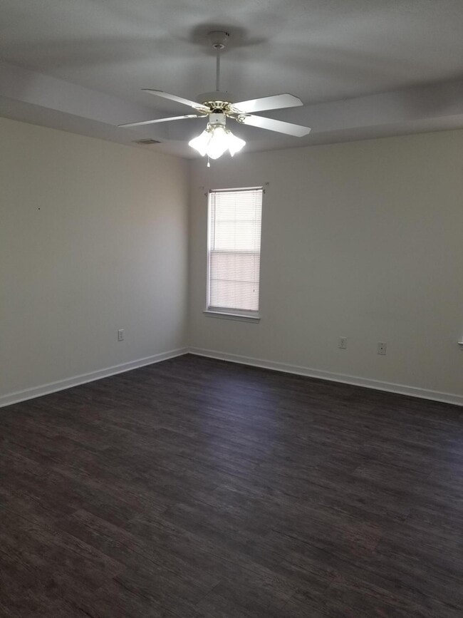 Building Photo - 2012 Sylvan Lake Dr