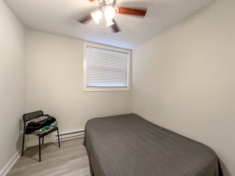 Building Photo - 715 W Roscoe St