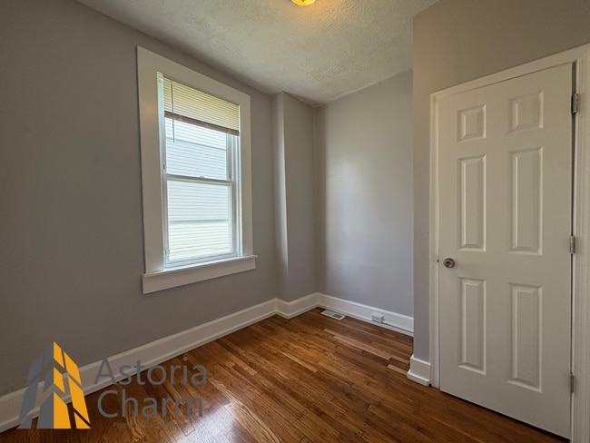 Building Photo - 3-Bedroom Home with Fireplace, Fenced Yard...