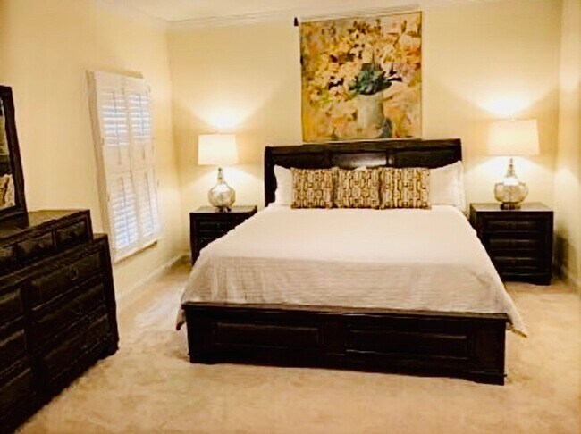 Building Photo - Sun-Drenched Corner Lot Condo – 2 Bedrooms + Office Near Middlebrook Pike