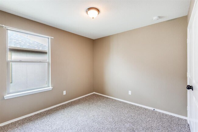 Building Photo - 1205 Half Hitch Trl