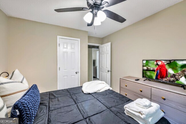 Building Photo - 8008 Clearview Cir