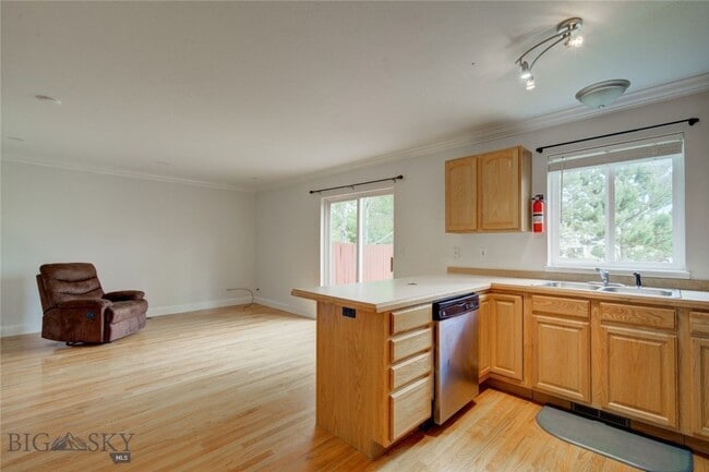 Building Photo - 3 bedroom 2 bath townhome in Bozeman!