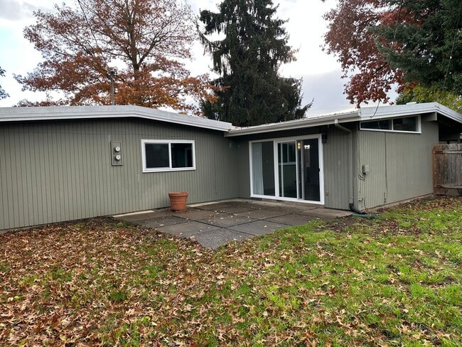 Building Photo - Beautifully updated 2 bedroom 1 bath duple...