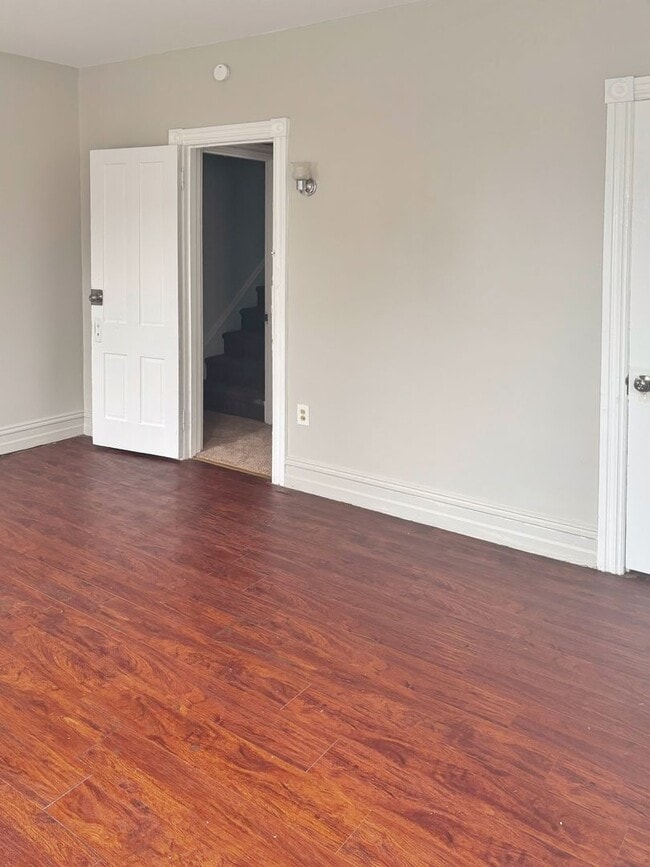 Building Photo - Spacious 5-Bed, 1-Bath, 1,890 sqt