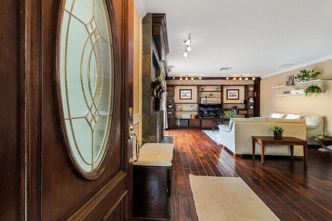 Building Photo - Updated 2-Bed, 2.5-Bath Patio Home Near Up...