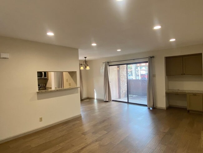 Building Photo - Country Hollow Condominiums