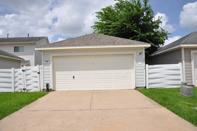 Building Photo - 20734 Settlers Lake Cir N