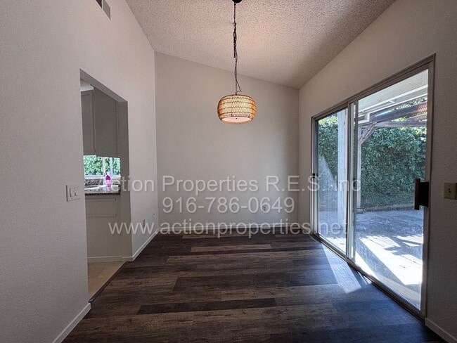 Building Photo - Charming 3 Bed, 2 Bath House - Close to Shopping, Schools, and Parks - New Paint - Updated Flooring!