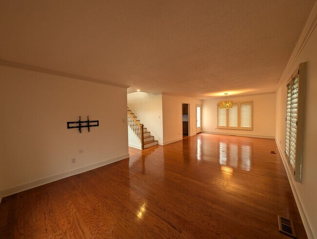 Building Photo - Charming 4 bedroom, 2.5 bath home located in the Raintree Community!