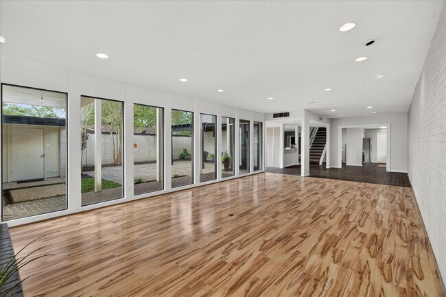 Building Photo - 147 Valley Dr