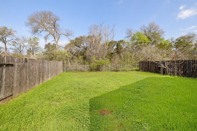 Building Photo - 6002 Parkwood Dr