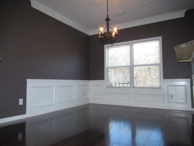 Building Photo - Step to the sophisticated side!