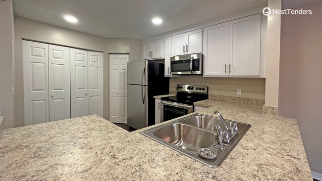 Building Photo - Large Updated Townhome in Argyle Forest!