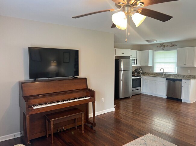 Building Photo - 3 bedroom/1 bathroom home in Central, SC