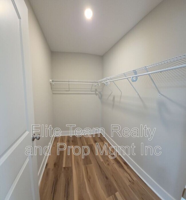 Building Photo - 2728 Crawford Ave