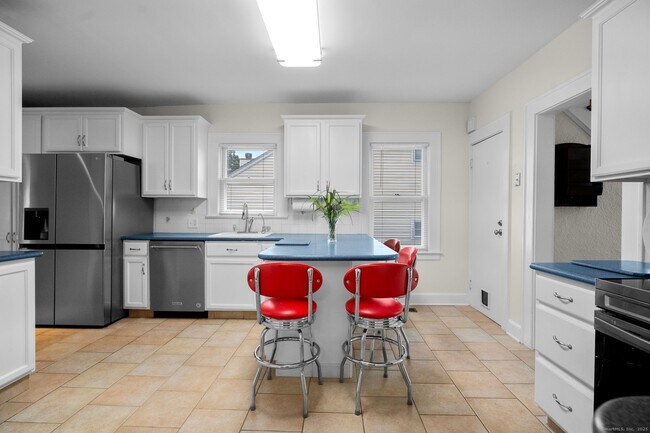 Building Photo - 14 Maple St