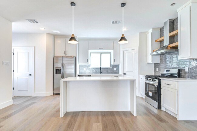 Building Photo - 5638 Dolores St