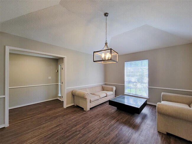 Building Photo - 6606 Brittany Park Ln