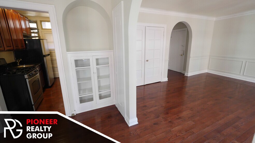 Building Photo - 546 W Surf St