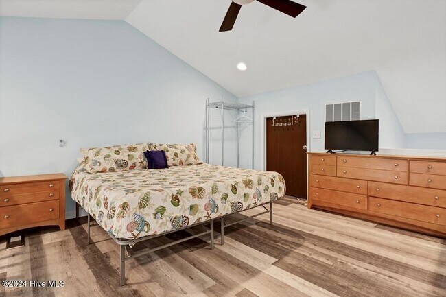 Building Photo - 918 N New River Dr