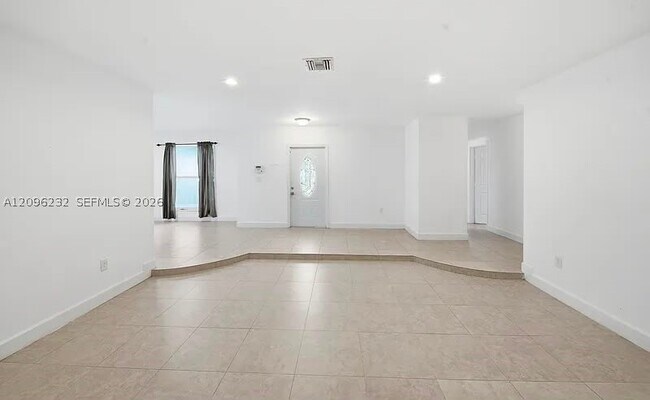 Building Photo - 25 NE 210th St