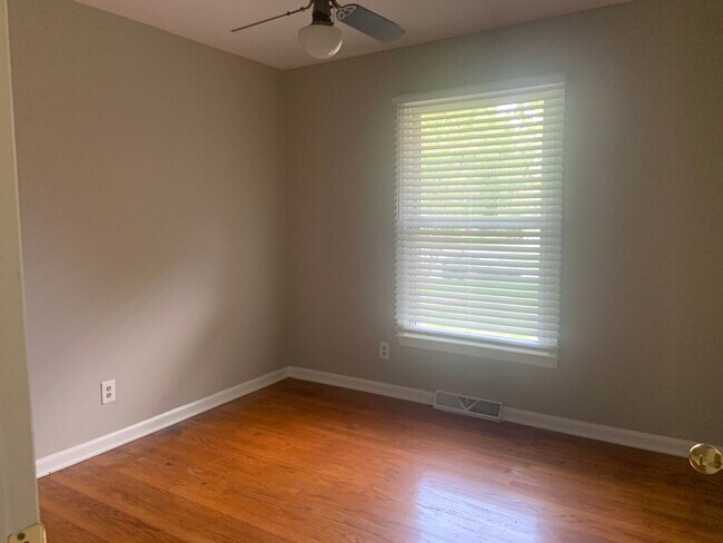 Building Photo - 3 Bedroom Located Near Four Seasons Mall