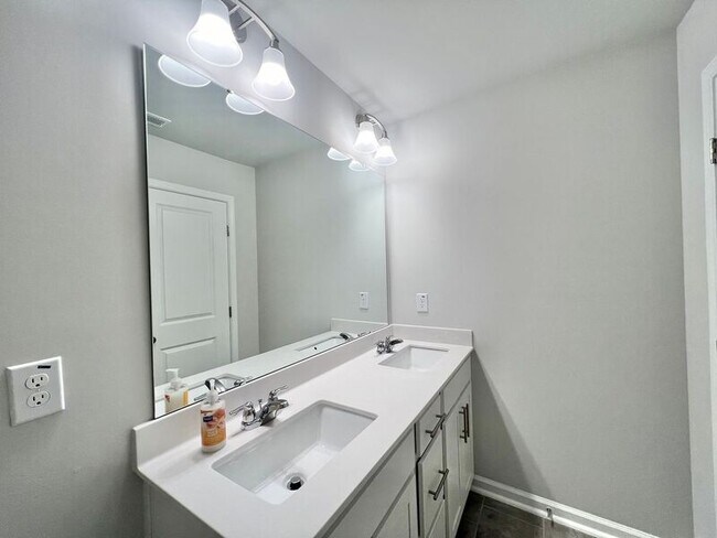 Building Photo - 208 Garden Vine Trl